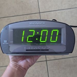Magnavox Electric Dual Alarm Clock Radio – Classic Bedside Alarm ⏰